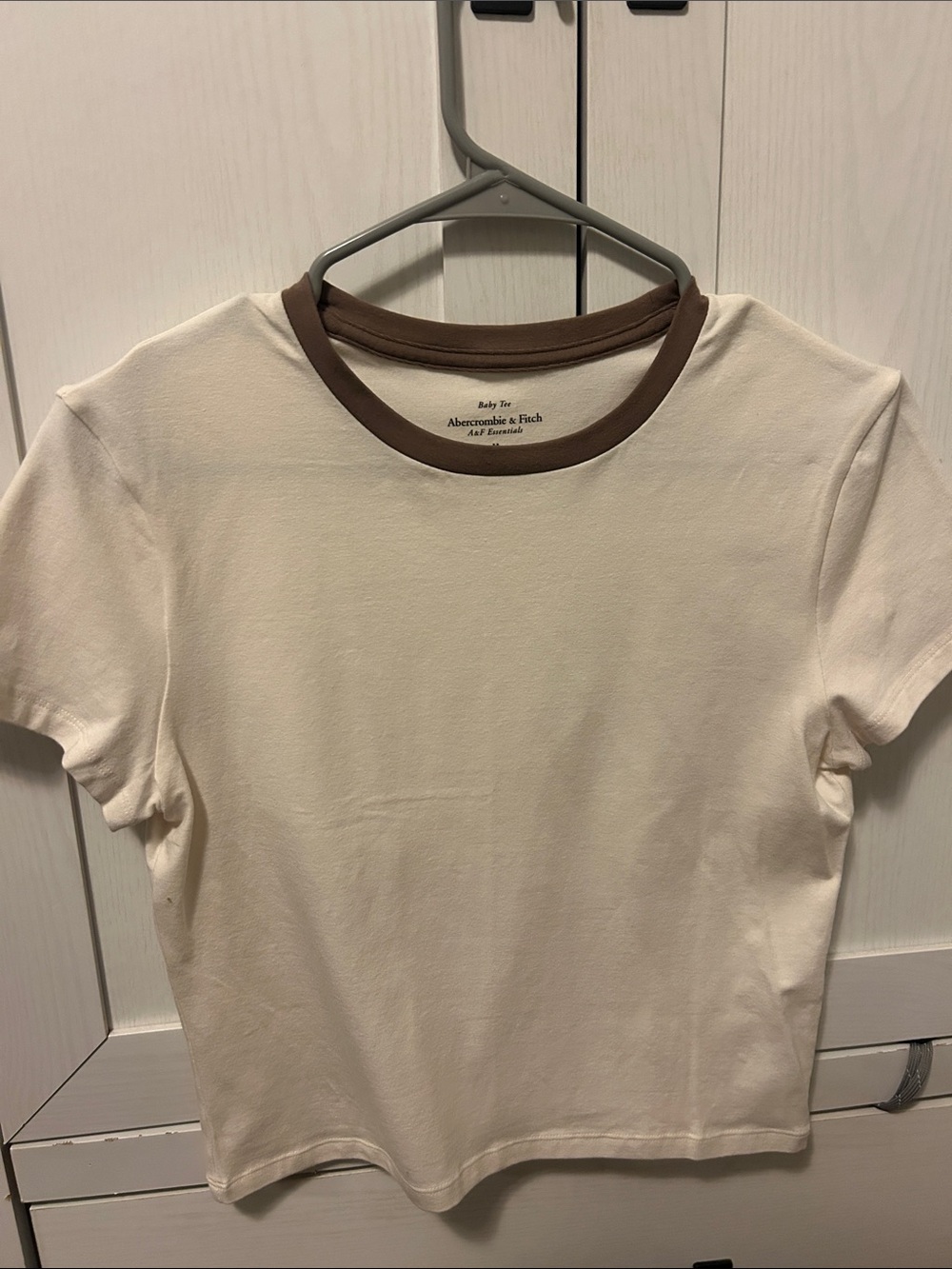 Abercrombie & Fitch Cream Short Sleeve T‑Shirt with Brown Ribbed Collar